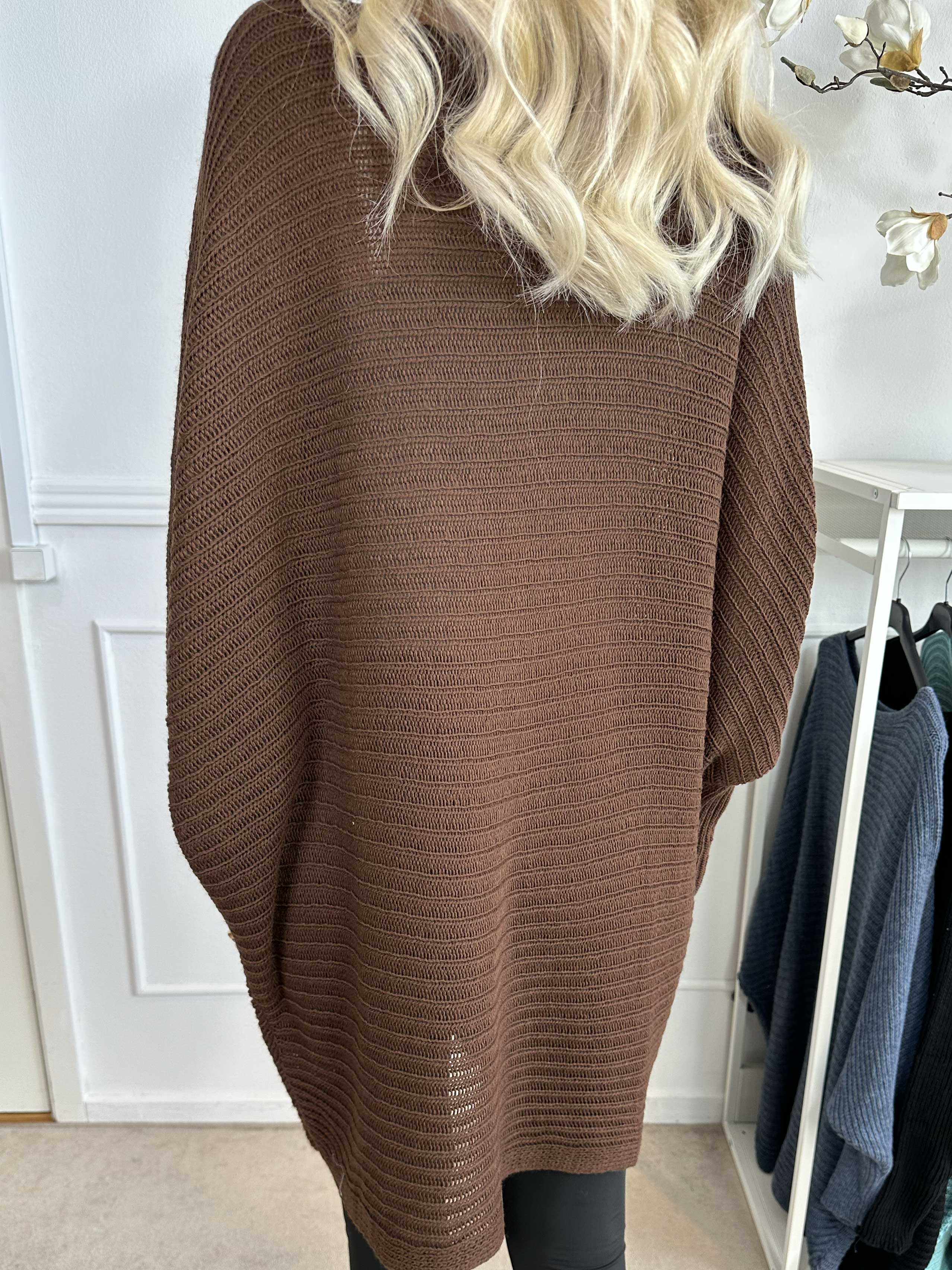 Gabbi - Oversized stickat med fladdermusärmar